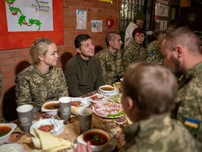 Зеленський в зоні ООС пообідав з військовими