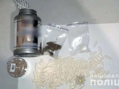 На Донеччині в посилках на пошті виявили наркотики та бойову гранату