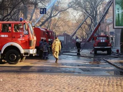 Пожежа у коледжі в Одесі: рятувальник, який був у реанімації, вже у стабільному стані