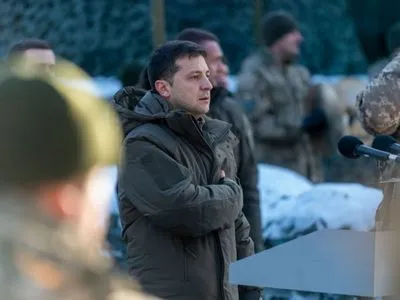 Зеленський присвоїв п’ять назв військовим підрозділам ЗСУ і вручив бойовий прапор