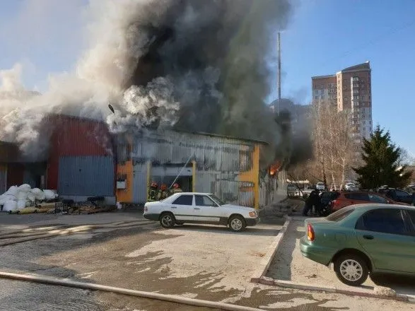 В Киеве горит ангар на территории фабрики
