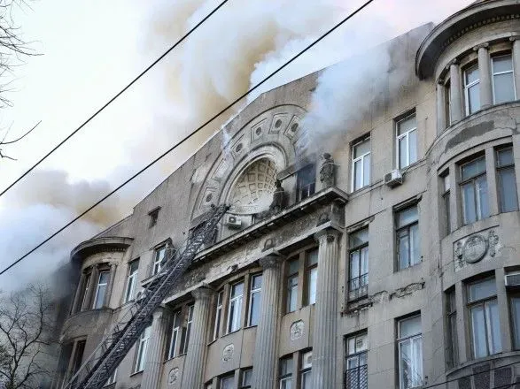 Геращенко пообіцяв розібратися з нехваткою техніки на ліквідацію пожежі у коледжі в Одесі