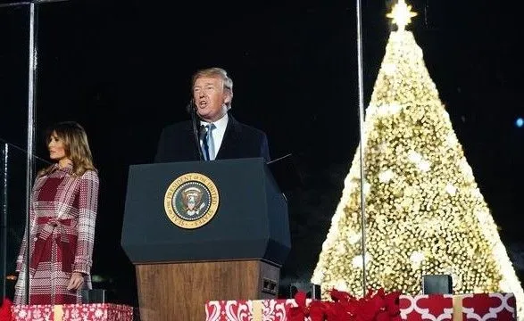 Трамп зажег огни на главной рождественской елке США