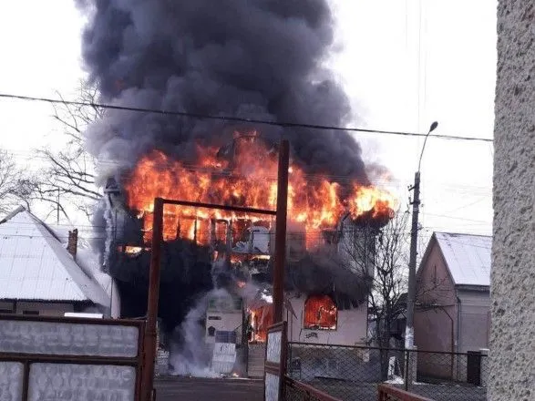 На Закарпатье шесть часов тушили пожар в магазине стройматериалов