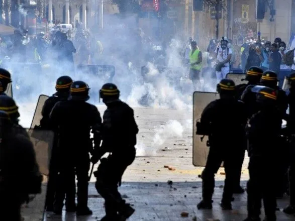 Полиция применила слезоточивый газ против "желтых жилетов" в Париже