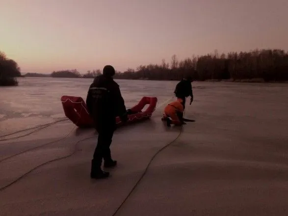 Из ледяного пруда в Харьковской области вытащили труп