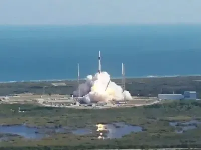 Грузовой космический корабль Dragon SpaceX отправляется на МКС