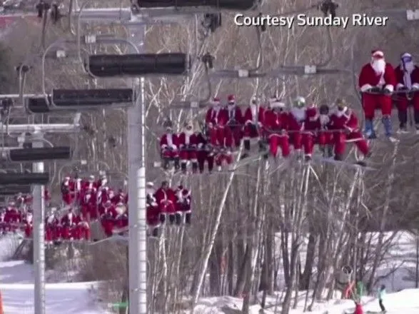 В США сотни лыжников оделись в костюмы Санта Клауса
