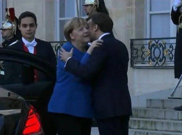 Меркель прибула до Єлисейського палацу на "нормандську зустріч"