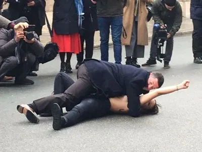 Активистка Femen провела обнаженный протест под Елисейским дворцом