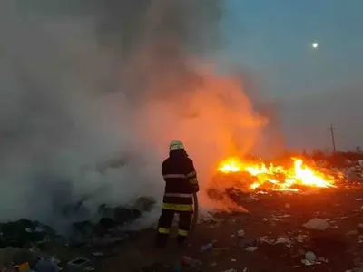 В Киевской области горела несанкционированная свалка