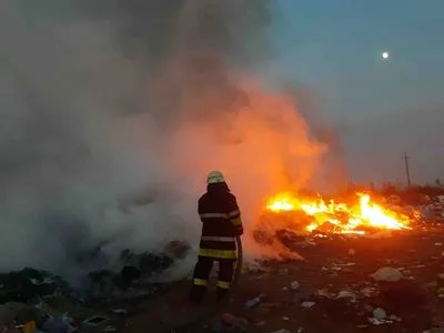 В Киевской области горела несанкционированная свалка