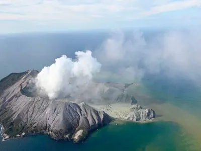 В Новой Зеландии из-за извержения вулкана погиб один человек