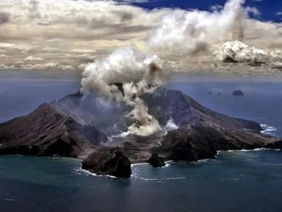 У Новій Зеландії почалося виверження вулкана на острові Уайт-Айленд