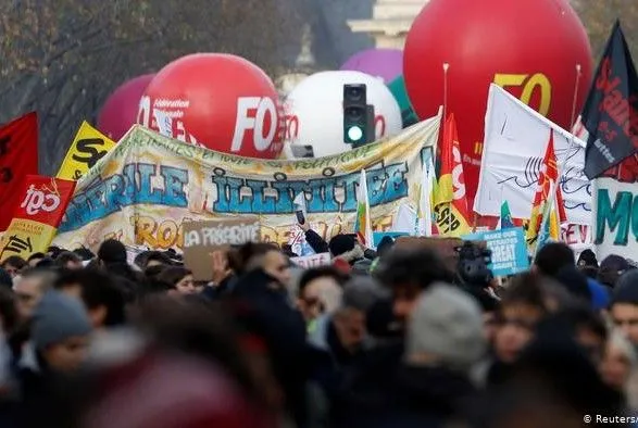 Во Франции шестой день продолжается массовый протест против пенсионной реформы