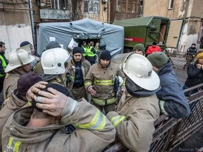 Невідомі герої: з'явилися фото рятувальників, які розбирають завали коледжу в Одесі