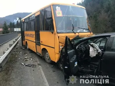 На Львівщині у ДТП за участю шкільного автобуса травмувалося троє дітей