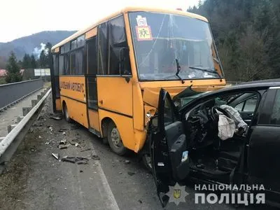 На Львівщині у ДТП за участю шкільного автобуса травмувалося троє дітей