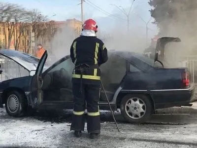 В Киеве во время движения загорелся автомобиль, водитель получил ожоги