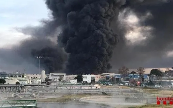 Возле Барселоны произошел пожар на химическом заводе, есть раненые