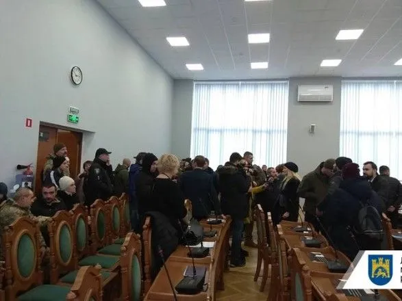 Во Львове неизвестные сорвали заседание городского совета