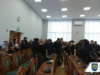 У Львові невідомі зірвали засідання міської ради
