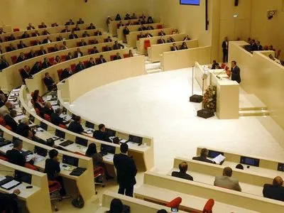 Заседание парламента Грузии остановили из-за запаха нечистот