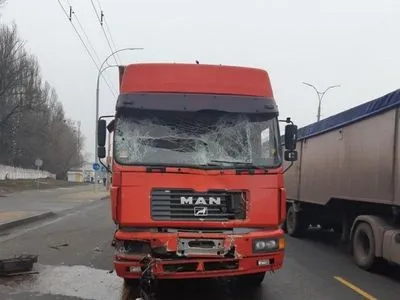 В Киеве фура столкнулась с маршруткой: пострадали 11 человек