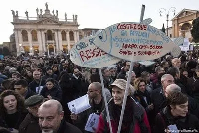 Протест "сардин": у Римі на марш вийшли десятки тисяч людей