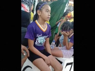 Дівчинка з Філіппін виборола три золоті медалі в саморобних кросівках