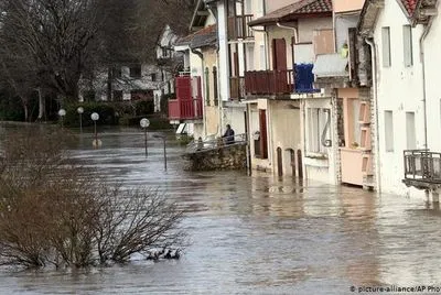 У Франції десятки тисяч будинків залишилися без електрики через негоду