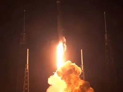 SpaceX запустила ракету со спутником связи