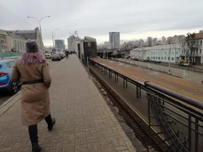 У железнодорожного вокзала в Киеве обвалилось ограждение