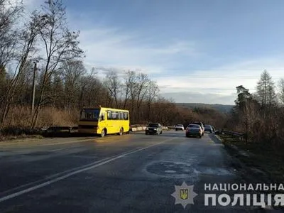 На Тернопільщині трапилась ДТП за участі двох легковиків та шкільного автобуса