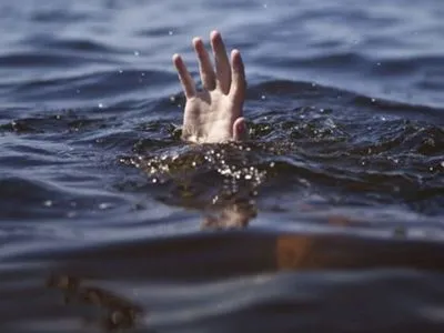 В Киеве водолазы достали из озера тело мужчины