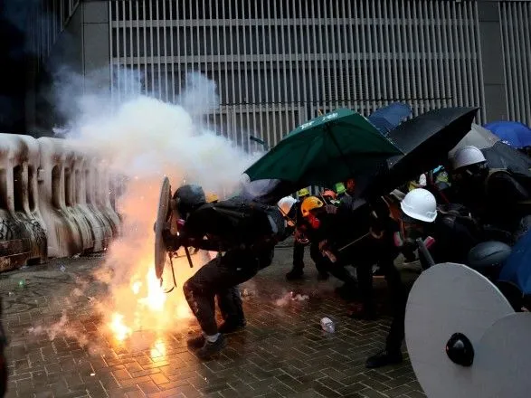 Полиция применила слезоточивый газ против митингующих в Гонконге