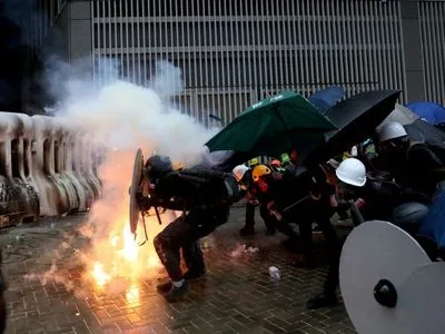 Полиция применила слезоточивый газ против митингующих в Гонконге