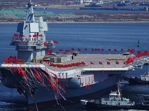 Китай спустив на воду перший авіаносець власного виробництва