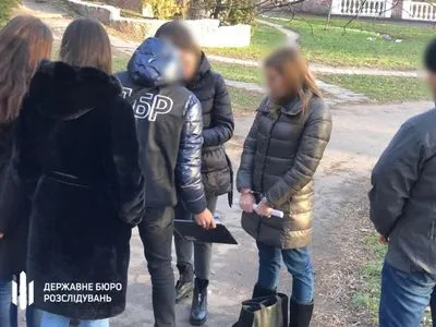 В Житомирской области задержали следователя полиции, которая требовала взятку за закрытие дела