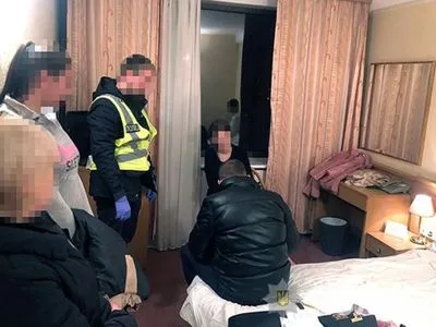 У Києві затримали чоловіка за втягнення дівчат у заняття проституцією