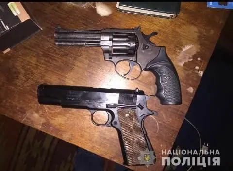 В стрелявшего посреди улицы в Киевской области, изъято оружие и гранаты