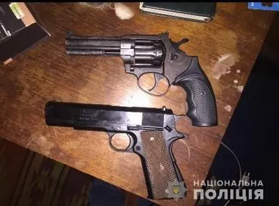У чоловіка, який стріляв серед вулиці на Київщині, вилучено зброю та гранати