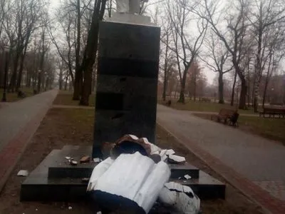 В Харькове разрушили памятник Максиму Горькому