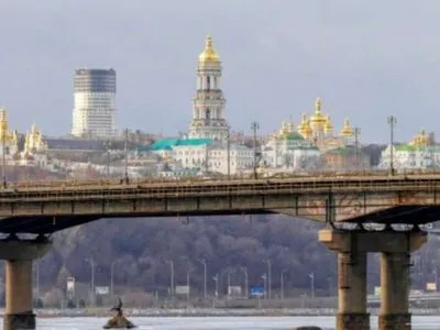 В Киеве ограничили движение по мосту Патона почти на неделю