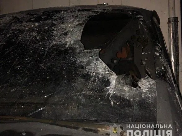 На Донеччині загорілося авто з водієм у салоні