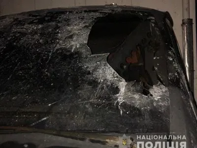 На Донеччині загорілося авто з водієм у салоні