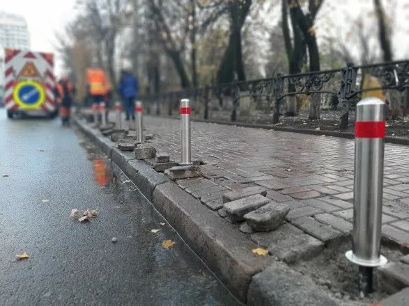 В Киеве установили 3,8 тыс. столбиков против парковки на тротуарах