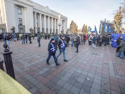 Полицейские и нацгвардейцы усиленно охраняют правопорядок в центре Киева
