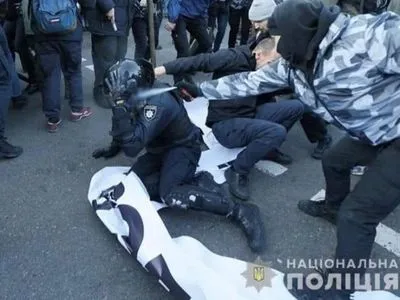 Нацвардейцы и полицейские продолжают усиленно охранять правопорядок в центре Киева