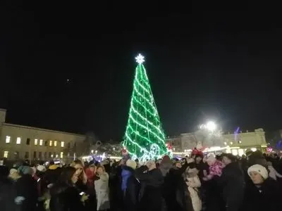 Главную елку Кировоградской области одели в бело-зеленый цвет